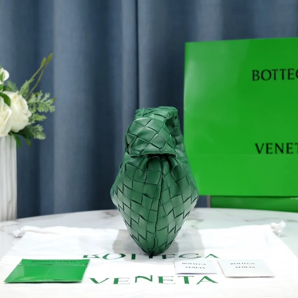 Batch 1120 BV Bottega Veneta's new early spring women's MINI JODIE handbag BV bag 🔥The new method is based on the original rounded corners, knotted with classic woven leather round hobo bag, The most iconic triangular pull-out design, using sheepskin draped soft shape, is super suitable for concave shapes~ Jodie feels really gentle to people, and is definitely the best item for daily matching. It has the same weave, new elements and twists, is compact and versatile, and is the new favorite of street style Internet celebrities! Dimensions: 23x28x8 Model: 6699-1